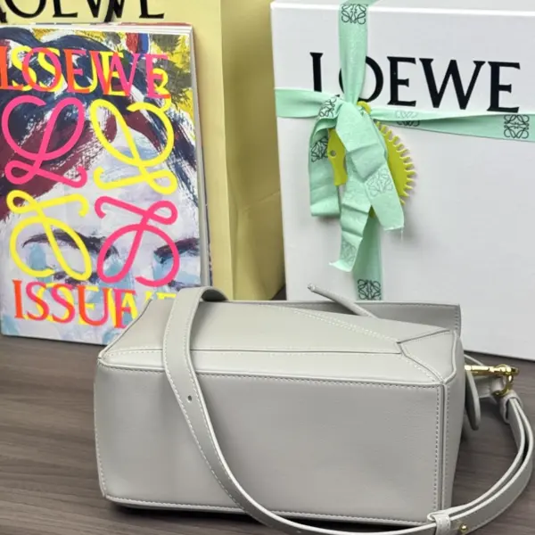 Loewe-羅意威 Puzzle 系列 銀灰色迷你光滑牛皮革肩背手袋