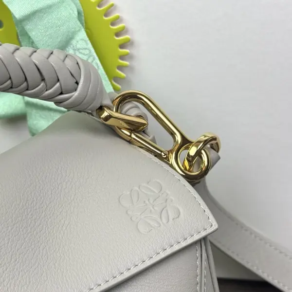 Loewe-羅意威 Puzzle 系列 銀灰色迷你光滑牛皮革肩背手袋