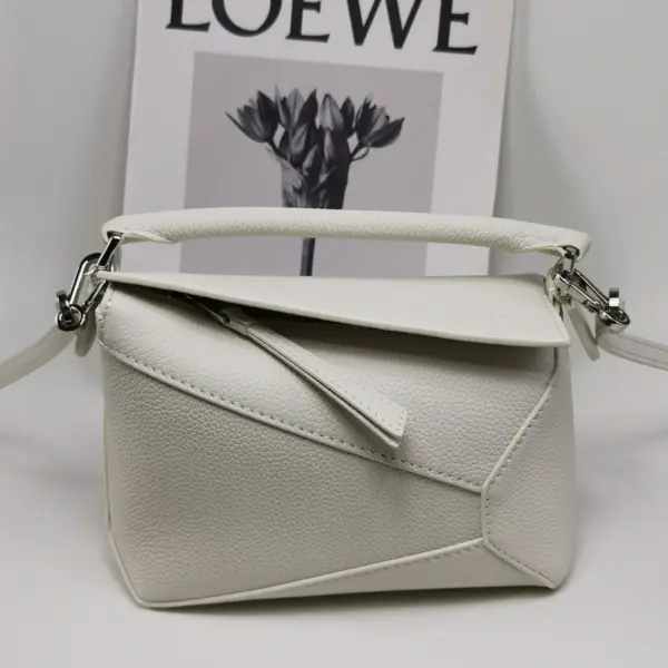 Loewe-羅意威 珍珠灰迷你柔軟粒面牛皮革 Puzzle 斜挎包