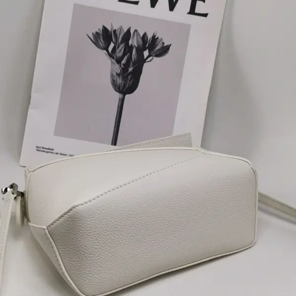 Loewe-羅意威 珍珠灰迷你柔軟粒面牛皮革 Puzzle 斜挎包