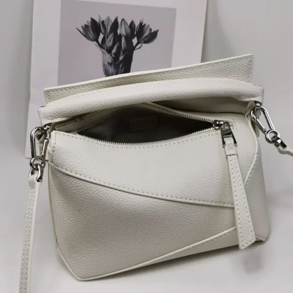Loewe-羅意威 珍珠灰迷你柔軟粒面牛皮革 Puzzle 斜挎包