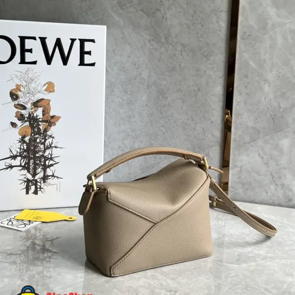 Loewe-羅意威 沙色迷你柔軟粒面牛皮革 Puzzle 肩背包