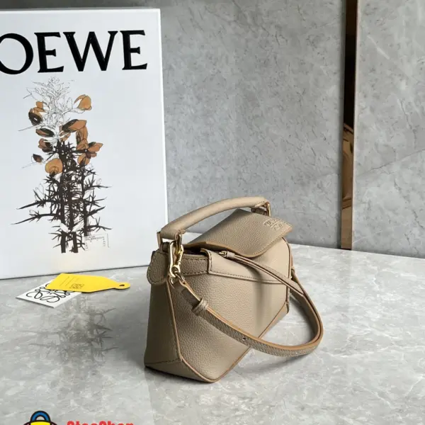 Loewe-羅意威 沙色迷你柔軟粒面牛皮革 Puzzle 肩背包