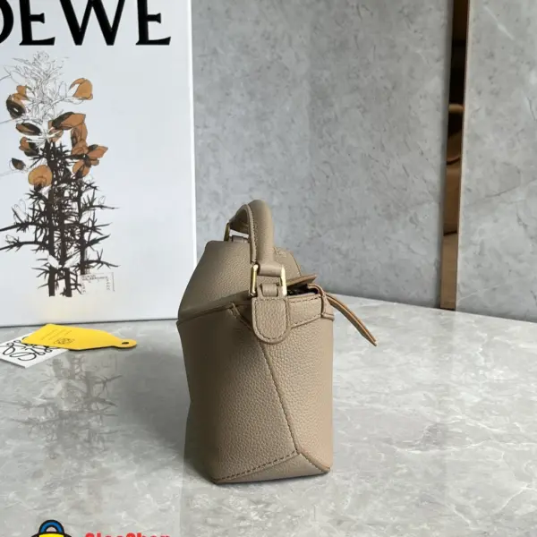 Loewe-羅意威 沙色迷你柔軟粒面牛皮革 Puzzle 肩背包