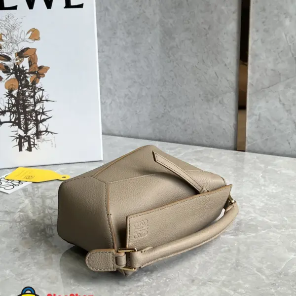 Loewe-羅意威 沙色迷你柔軟粒面牛皮革 Puzzle 肩背包