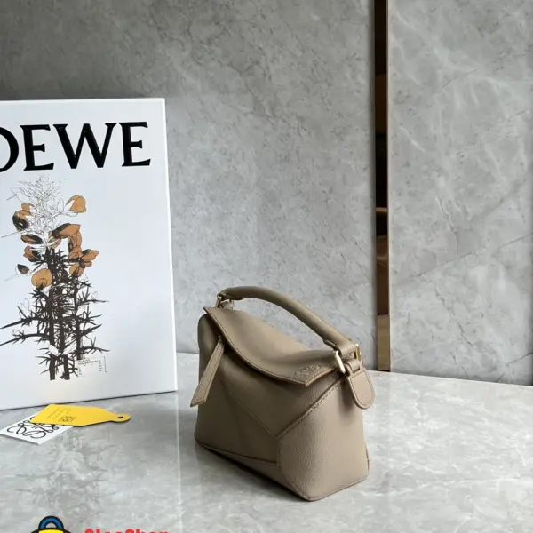 Loewe-羅意威 沙色迷你柔軟粒面牛皮革 Puzzle 肩背包