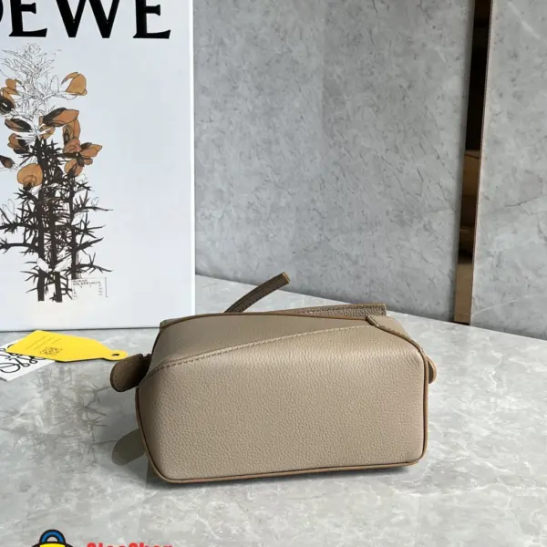 Loewe-羅意威 沙色迷你柔軟粒面牛皮革 Puzzle 肩背包