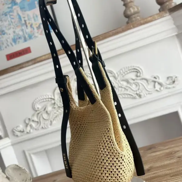 Loewe-羅意威 自然色小號拉菲草 Punch Hole Hobo 手拿包