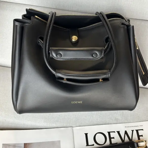 Loewe-羅意威 黑色中號柔軟牛皮革 Madrid 手拿包