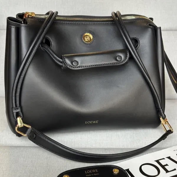 Loewe-羅意威 黑色中號柔軟牛皮革 Madrid 手拿包