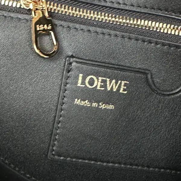 Loewe-羅意威 黑色中號柔軟牛皮革 Madrid 手拿包