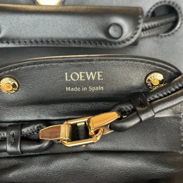 Loewe-羅意威 黑色中號柔軟牛皮革 Madrid 手拿包