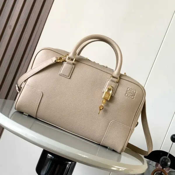 Loewe-羅意威 Amazona 23 系列 沙色柔軟粒面牛皮革手拿包 11 Loewe-羅意威 Amazona 23 系列 沙色柔軟粒面牛皮革手拿包
