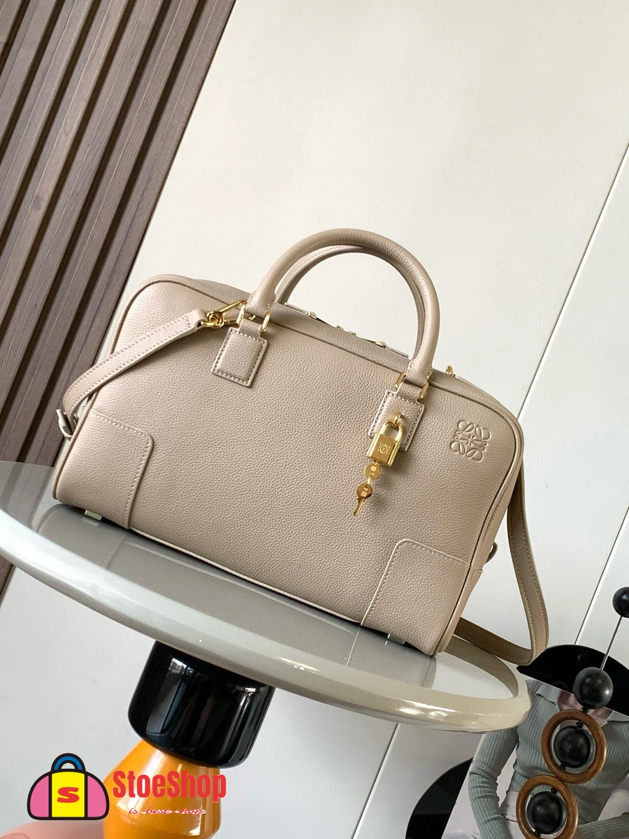 Loewe-羅意威 Amazona 23 系列 沙色柔軟粒面牛皮革手拿包 2 Loewe-羅意威 Amazona 23 系列 沙色柔軟粒面牛皮革手拿包