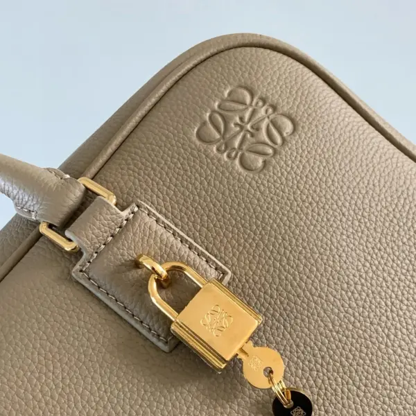 Loewe-羅意威 Amazona 23 系列 沙色柔軟粒面牛皮革手拿包 15 Loewe-羅意威 Amazona 23 系列 沙色柔軟粒面牛皮革手拿包