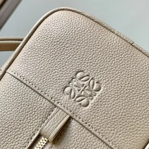 Loewe-羅意威 Amazona 23 系列 沙色柔軟粒面牛皮革手拿包 17 Loewe-羅意威 Amazona 23 系列 沙色柔軟粒面牛皮革手拿包