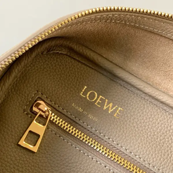 Loewe-羅意威 Amazona 23 系列 沙色柔軟粒面牛皮革手拿包 19 Loewe-羅意威 Amazona 23 系列 沙色柔軟粒面牛皮革手拿包