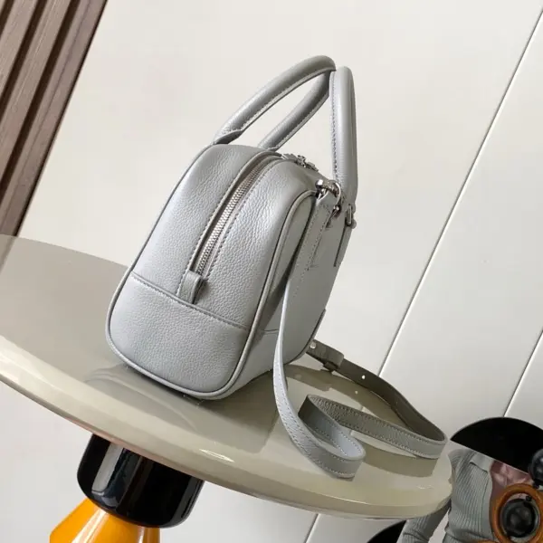 Loewe-羅意威 Amazona 23 系列 珍珠灰柔軟粒面牛皮革手拿包