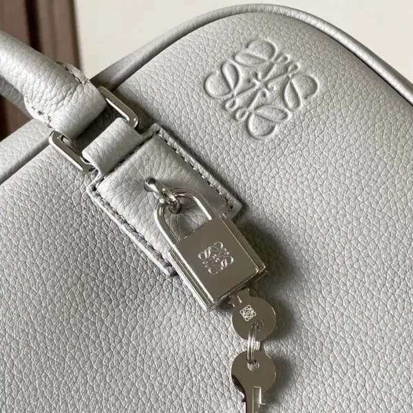 Loewe-羅意威 Amazona 23 系列 珍珠灰柔軟粒面牛皮革手拿包