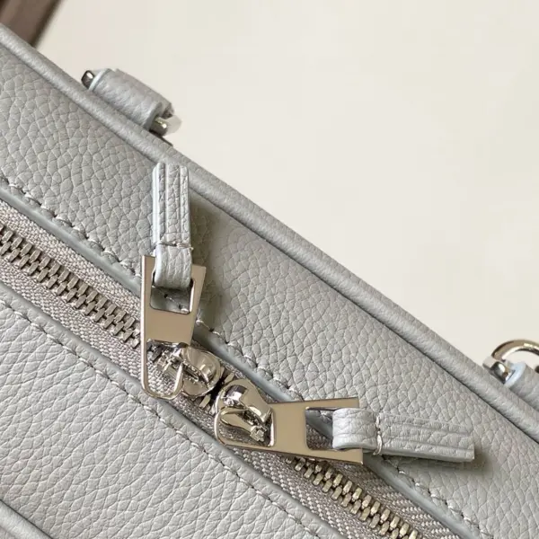 Loewe-羅意威 Amazona 23 系列 珍珠灰柔軟粒面牛皮革手拿包