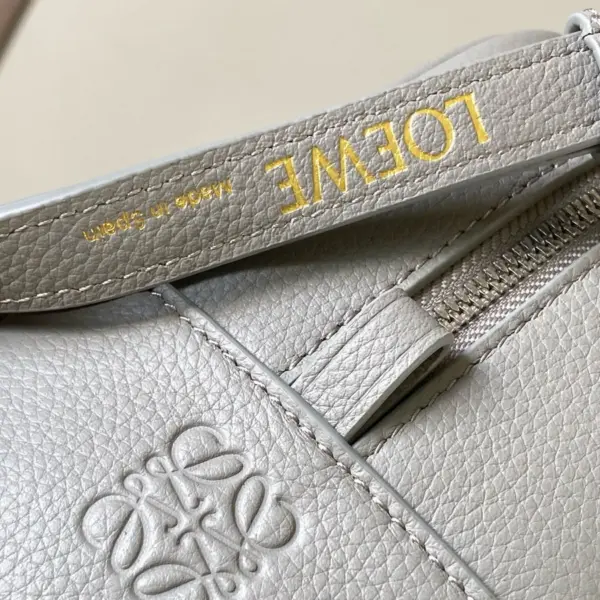 Loewe-羅意威 Amazona 23 系列 珍珠灰柔軟粒面牛皮革手拿包