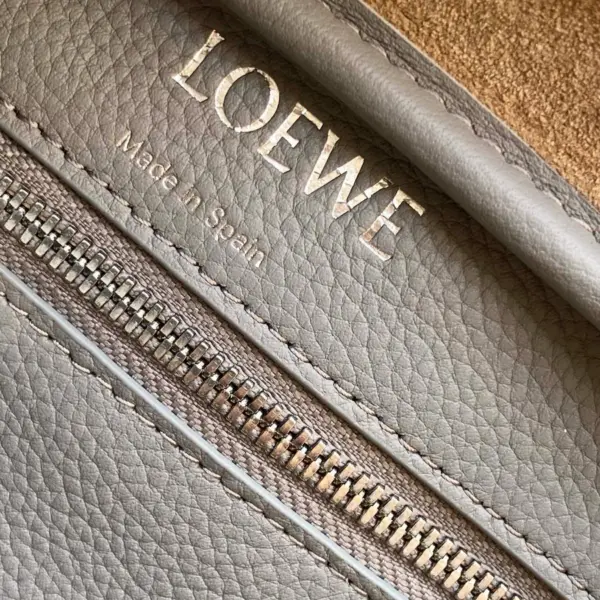 Loewe-羅意威 Amazona 23 系列 珍珠灰柔軟粒面牛皮革手拿包