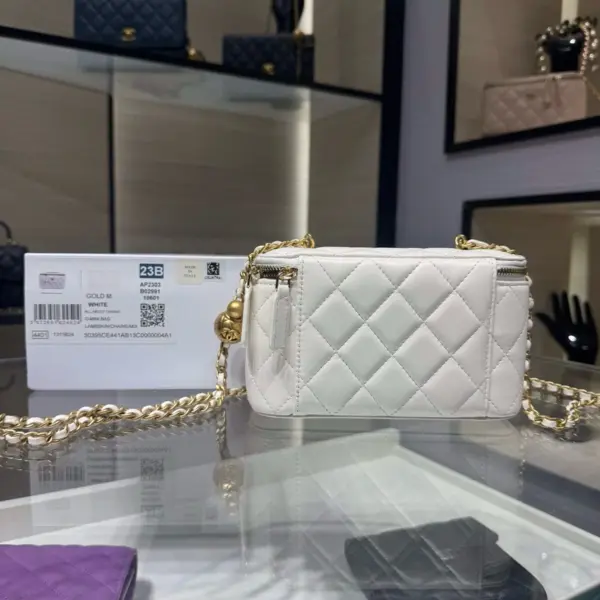 高仿香奈兒/Chanel Classic Collection 白色金球菱格紋